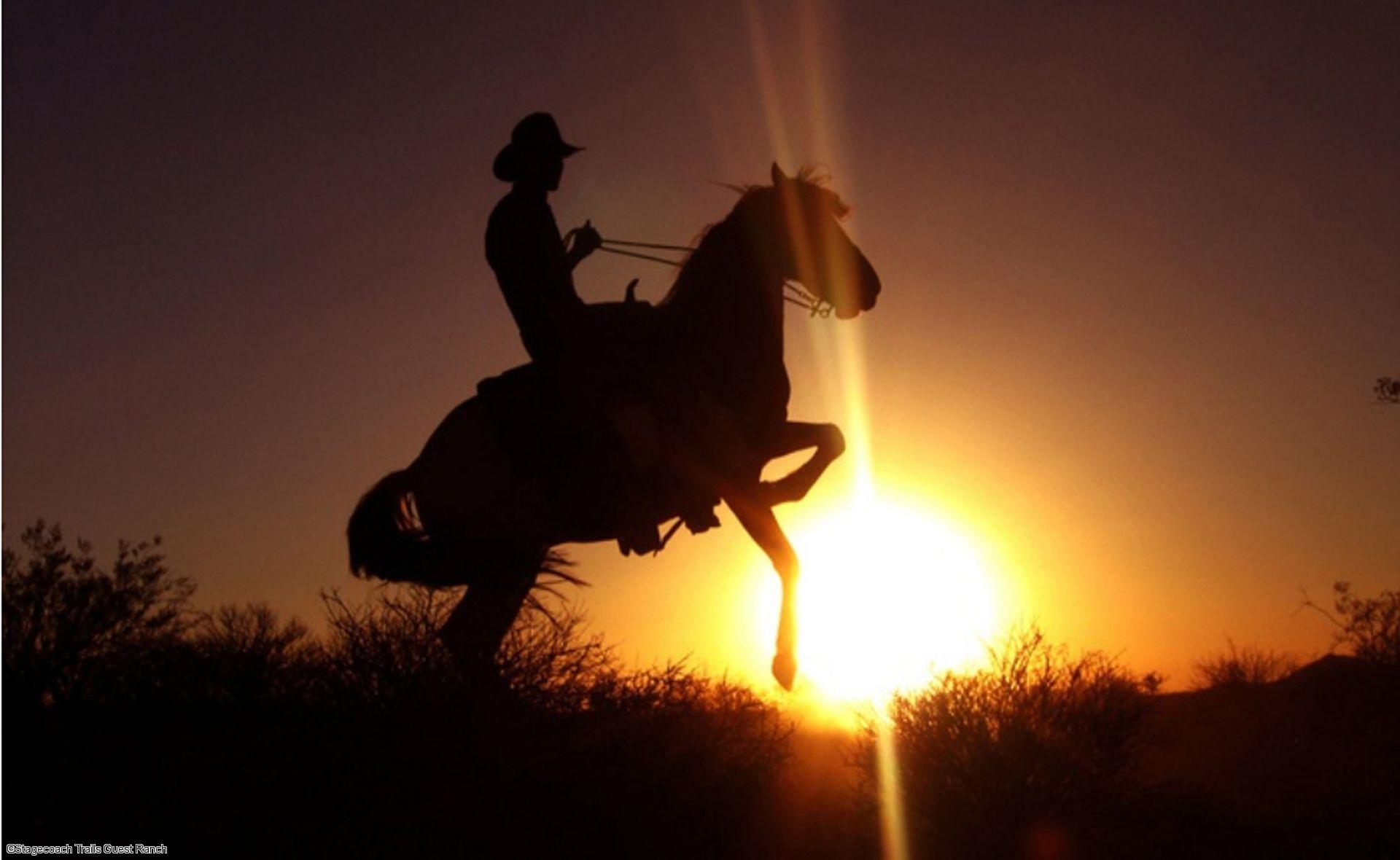 Cowboy au coucher du soleil au Stagecoach Trails Guest Ranch